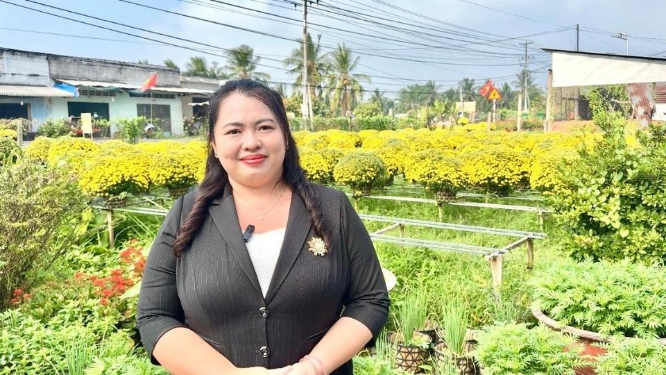 Ba Nguyen Thi My Van - Pho Bi thu Thuong truc Dang uy xa Cho Lach - cho biet, toan xa con khoang 100.000 chau cuc mam xoi no som dang duoc dia phuong tiep tuc ho tro tieu thu. Anh: Hoang Loc