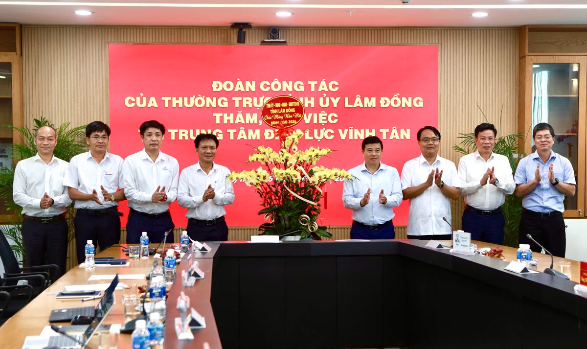 Bi thu Tinh uy Y Thanh Ha Nie Kdam tang qua chuc tet cho lanh dao cac nha may nhiet dien. Anh: Duy Tuan 