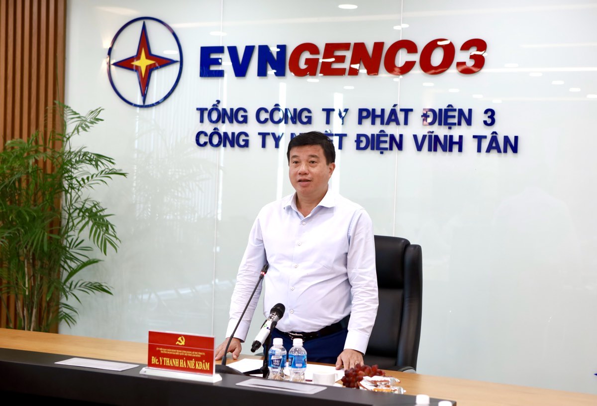 Bi thu Tinh uy Y Thanh Ha Nie Kdam chuc tet tai Trung tam Nhiet dien Vinh Tan va nhan manh cong tac cham lo nguoi lao dong. Anh: Duy Tuan 