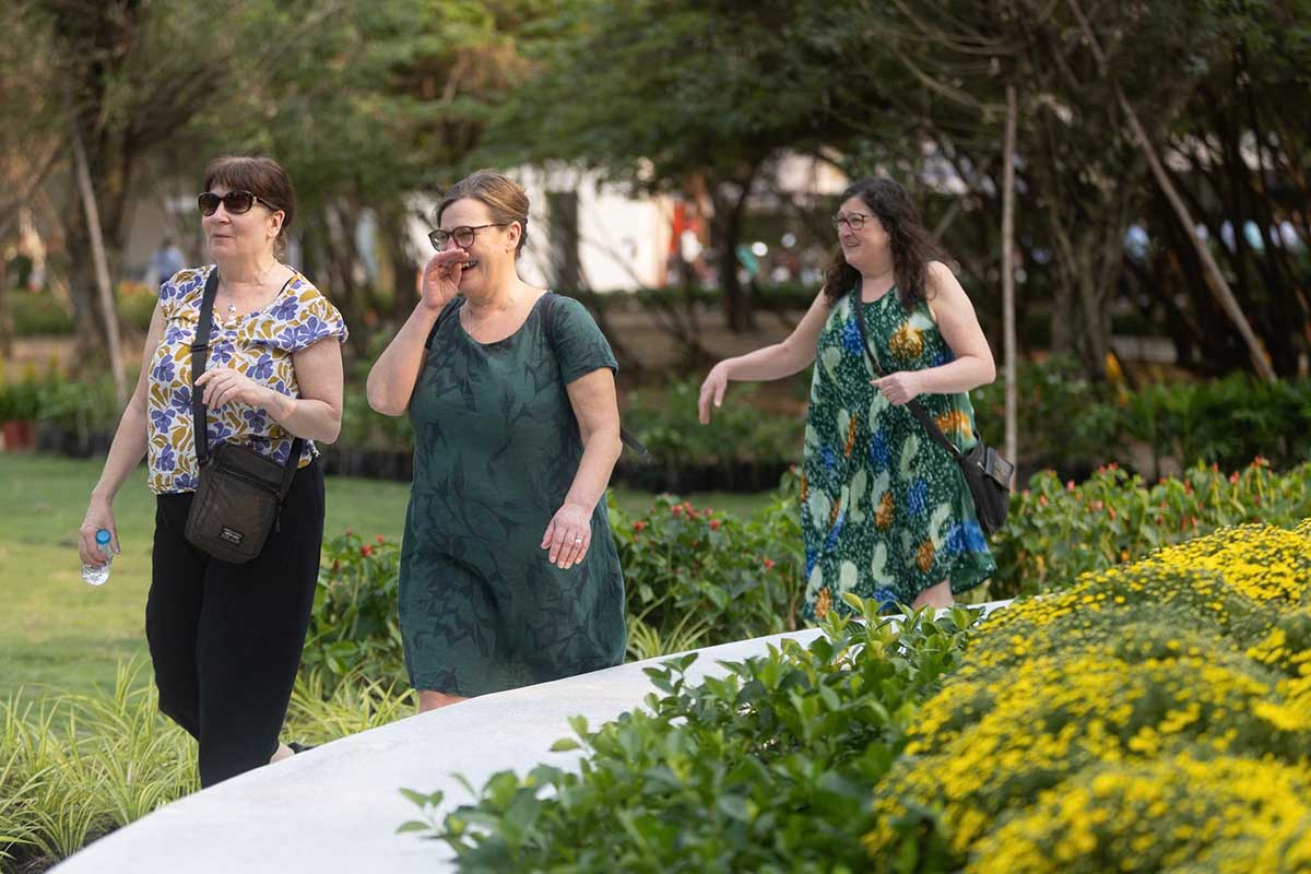 Theo ghi nhan cua Lao Dong, ngay tu nhung ngay dau mo cua, cong vien da thu hut dong dao gia dinh, nguoi cao tuoi va cac nhom ban tre den tham quan, tap the duc, chup anh. Cong chao chinh tren duong Pasteur duoc trang tri ruc ro, tro thanh diem check-in quen thuoc cua nguoi dan va du khach. Anh: Tu Quynh