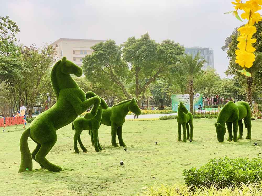 Quang truong trung tam voi bai co tao hinh dan ngua - linh vat Tet Binh Ngo 2026.