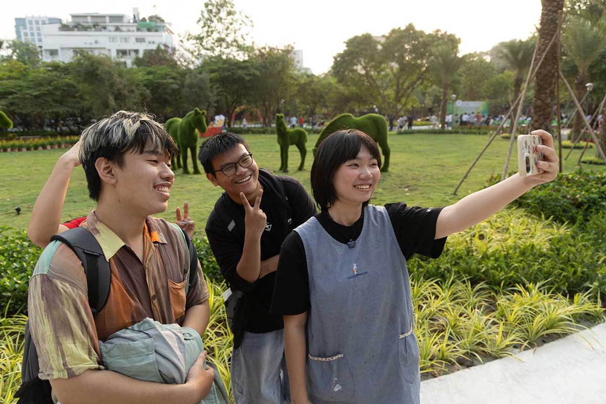Chia se voi Lao Dong, anh Nguyen Minh Tuan (ngu phuong Xuan Hoa) cho biet viec khu dat bo hoang nhieu nam duoc cai tao thanh cong vien la dieu nguoi dan mong cho. “Khu trung tam rat thieu mang xanh. Co them cong vien nhu the nay, nguoi dan co cho di dao, tap the duc, nhat la dip Tet thi khong khi cang vui hon”, anh Tuan noi. 