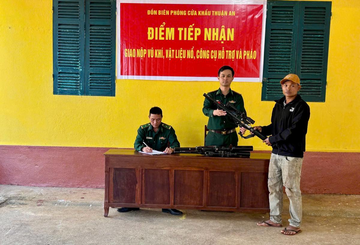 Ong Y N’Ter tu nguyen giao nop sung hoi (CPC) cho Don Bien phong Thuan An. Anh: ROAN THI HONG THAM