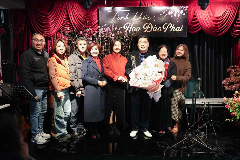 Dong nghiep nganh Giao duc & Dao tao tang hoa chuc mung thay giao Nguyen Quoc Cong (Hoa Dao Phai) trong dem nhac. Anh: Ban to chuc