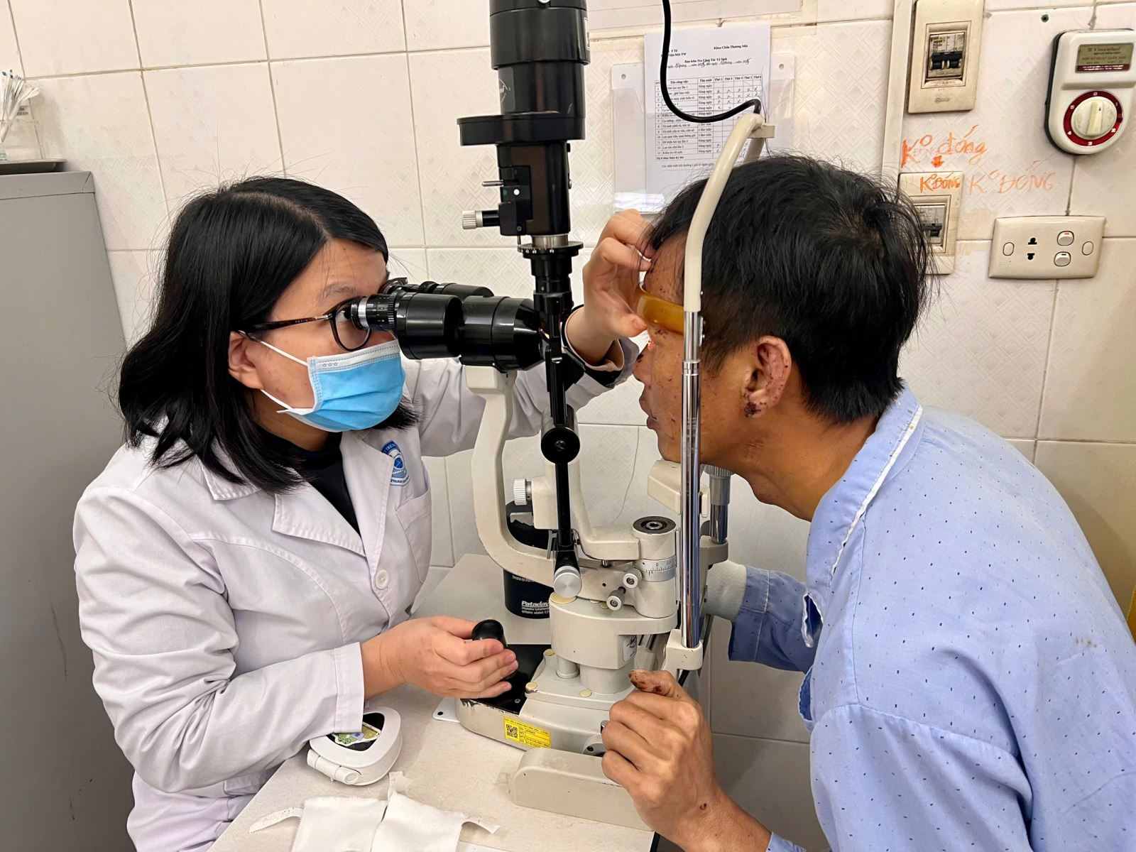 Patient Le Xuan T was admitted to the hospital with very severe injuries to both eyes. Photo: Xuan Hong