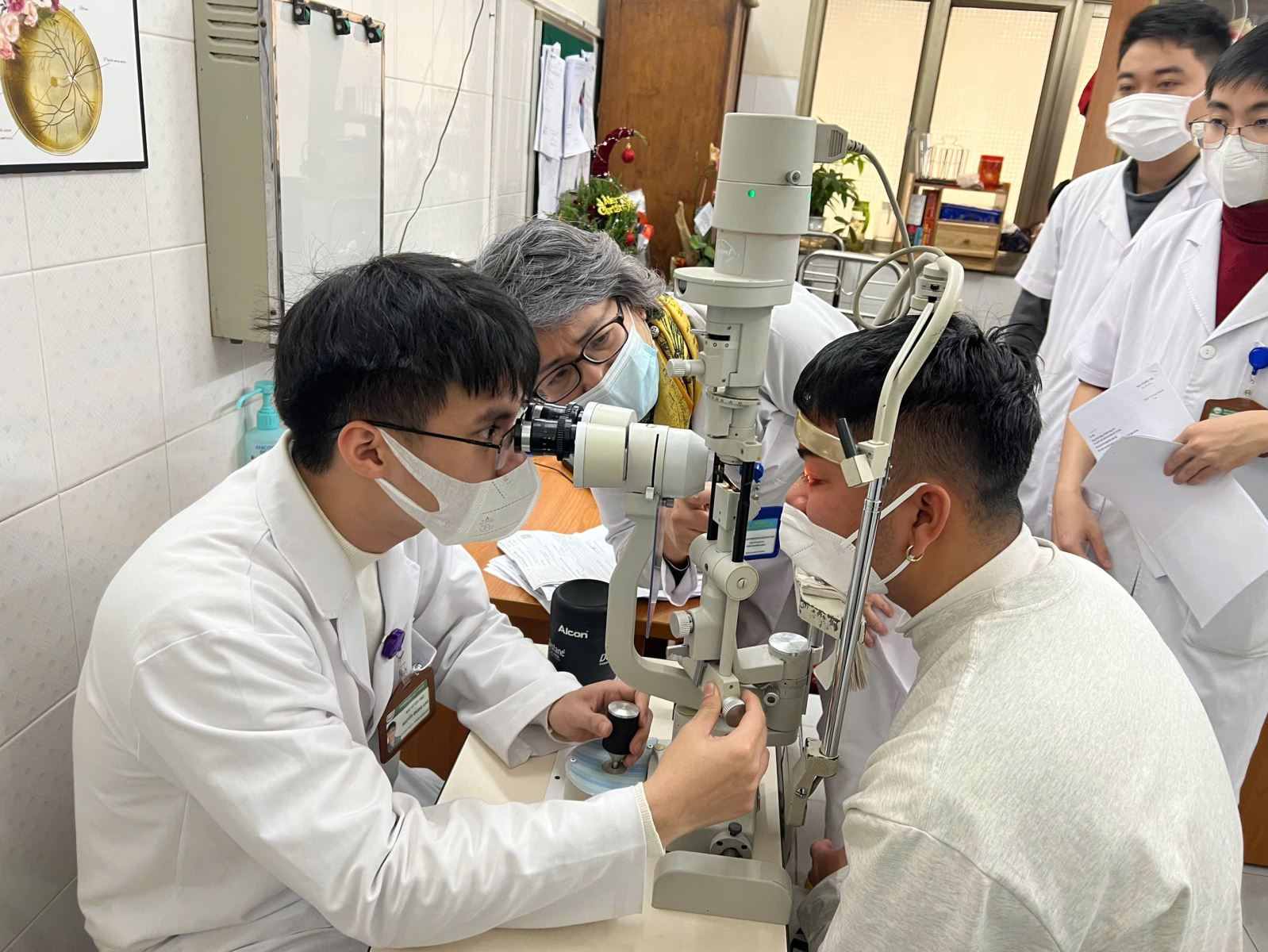 Benh nhan Le Van H to mo xem no phao, trong khi quay clip bi mot qua phao no vang vao mat trai. Anh: Xuan Hong