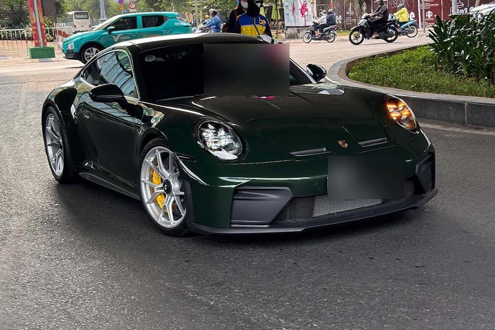 Porsche 911 GT3 992.2 Touring version rolling on the streets of Ho Chi Minh City. Photo: Hoang Quan