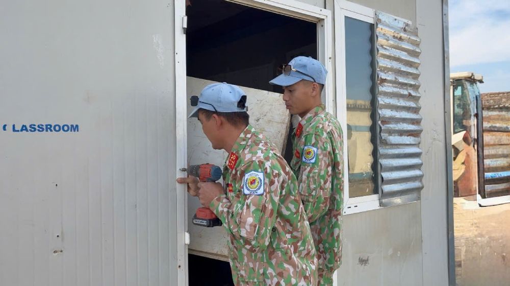 Vietnamese "blue hat" soldiers contribute to renovating schools for children in Abyei. Photo: Hai Yen