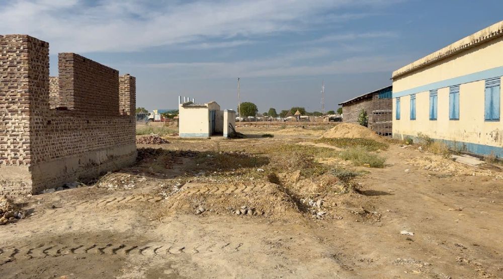 Truong cap 2 Abyei bi bui dat truoc khi duoc cai tao. Anh: Hai Yen