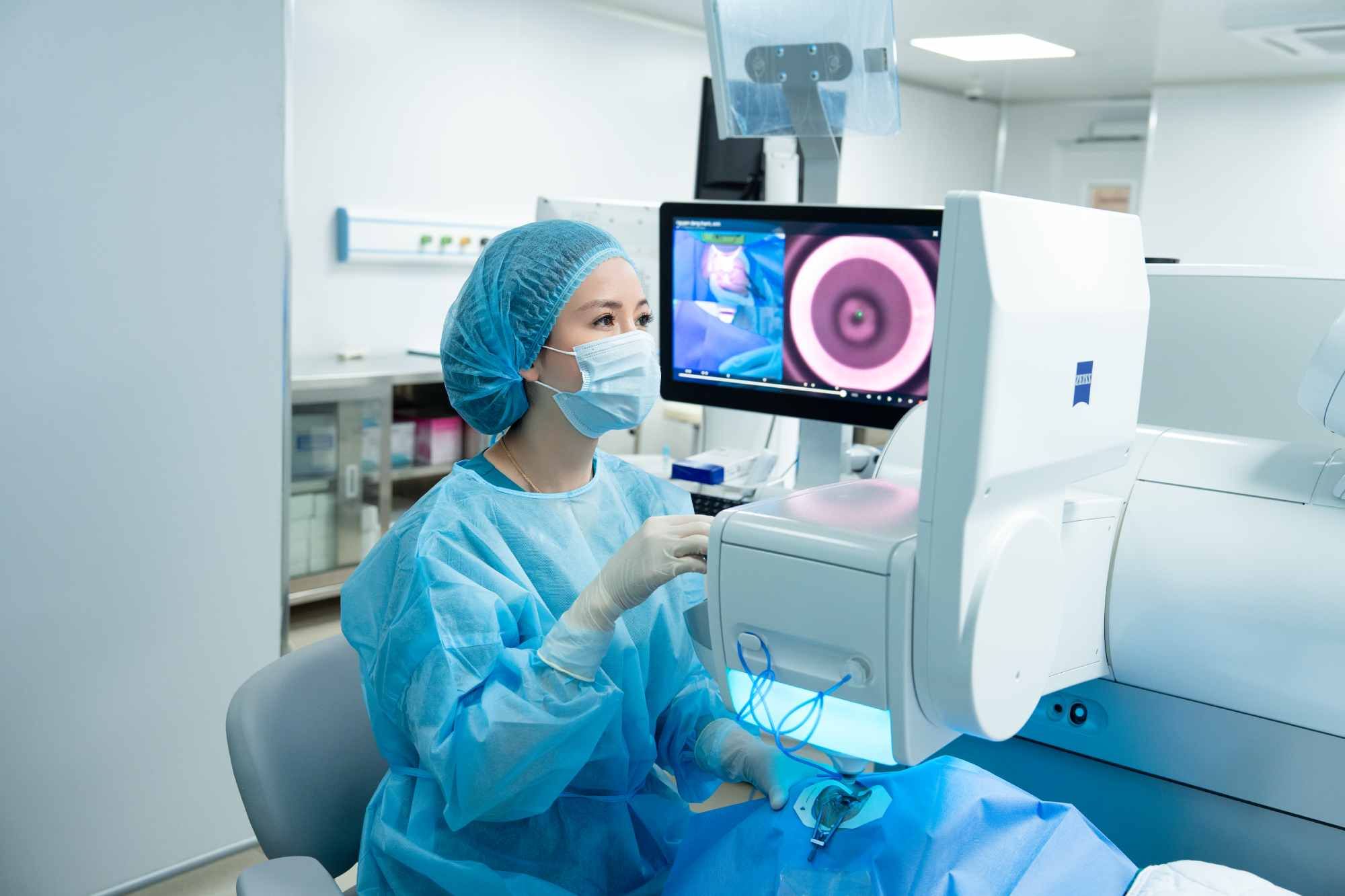 Doctor Dinh Thi Phuong Thuy, Executive Director of Dong Do Hospital, performs eye surgery using SMILE Pro technology for patients with refractive errors. Photo: Thu Thao