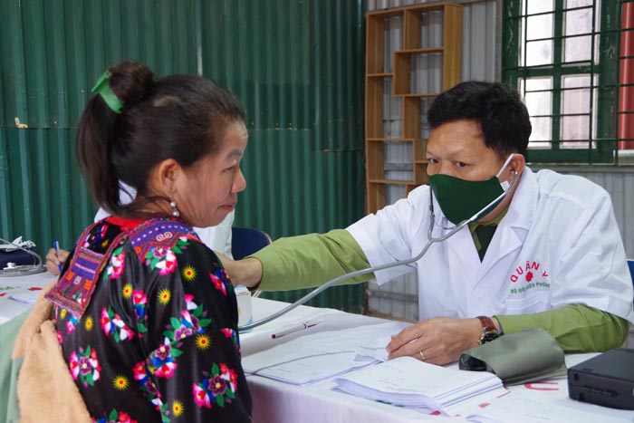 Military medics of the Dien Bien Provincial Border Guard examine people in Quang Lam commune. Photo: Anh Dung