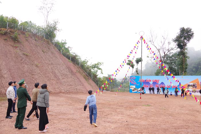 Nguoi dan tham gia tro choi nem con tai chuong trinh. Anh: Anh Dung