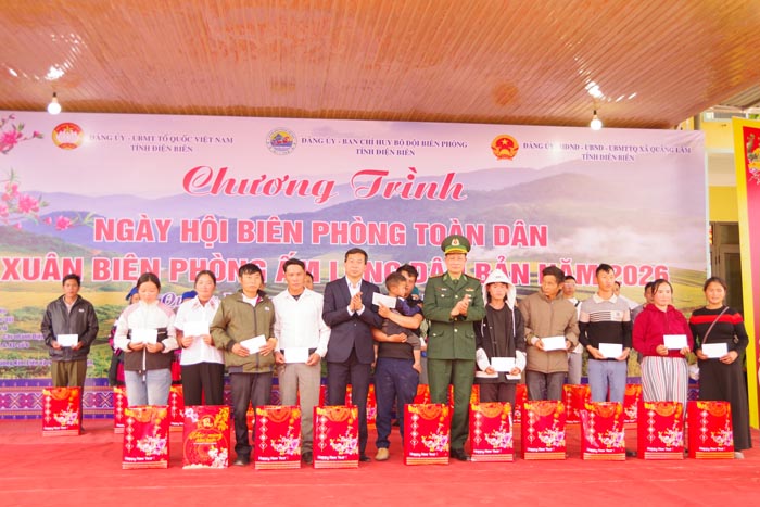 Lanh dao Uy ban Mat tran To quoc Viet Nam tinh Dien Bien va Ban Chi huy Bo doi Bien phong tinh trao qua cho cac ho gia dinh tai chuong trinh. Anh: Anh Dung