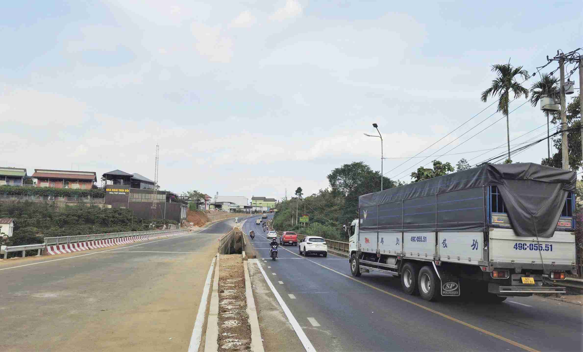 Viec to chuc giao thong tai cau Dai Nga tren Quoc lo 20 noi giua phuong B'Lao va xa Bao Lam 2 (Lam Dong) dang ton tai nhieu bat cap, tiem an nguy co xay ra tai nan giao thong. Anh: Phuc Khanh 