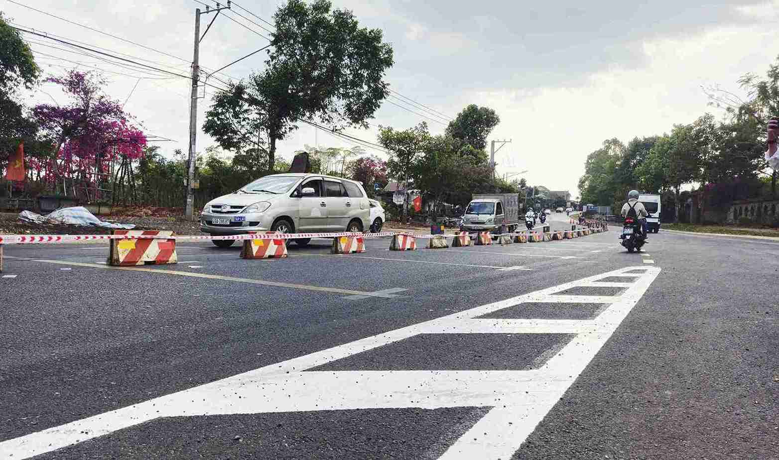 Dai phan cach duoc lap dat de phan chia lai lan xe tai dau cau Dai Nga cu theo huong tu TP Ho Chi Minh di Da Lat thanh hai lan xe nguoc chieu rieng biet. Anh: Phuc Khanh 