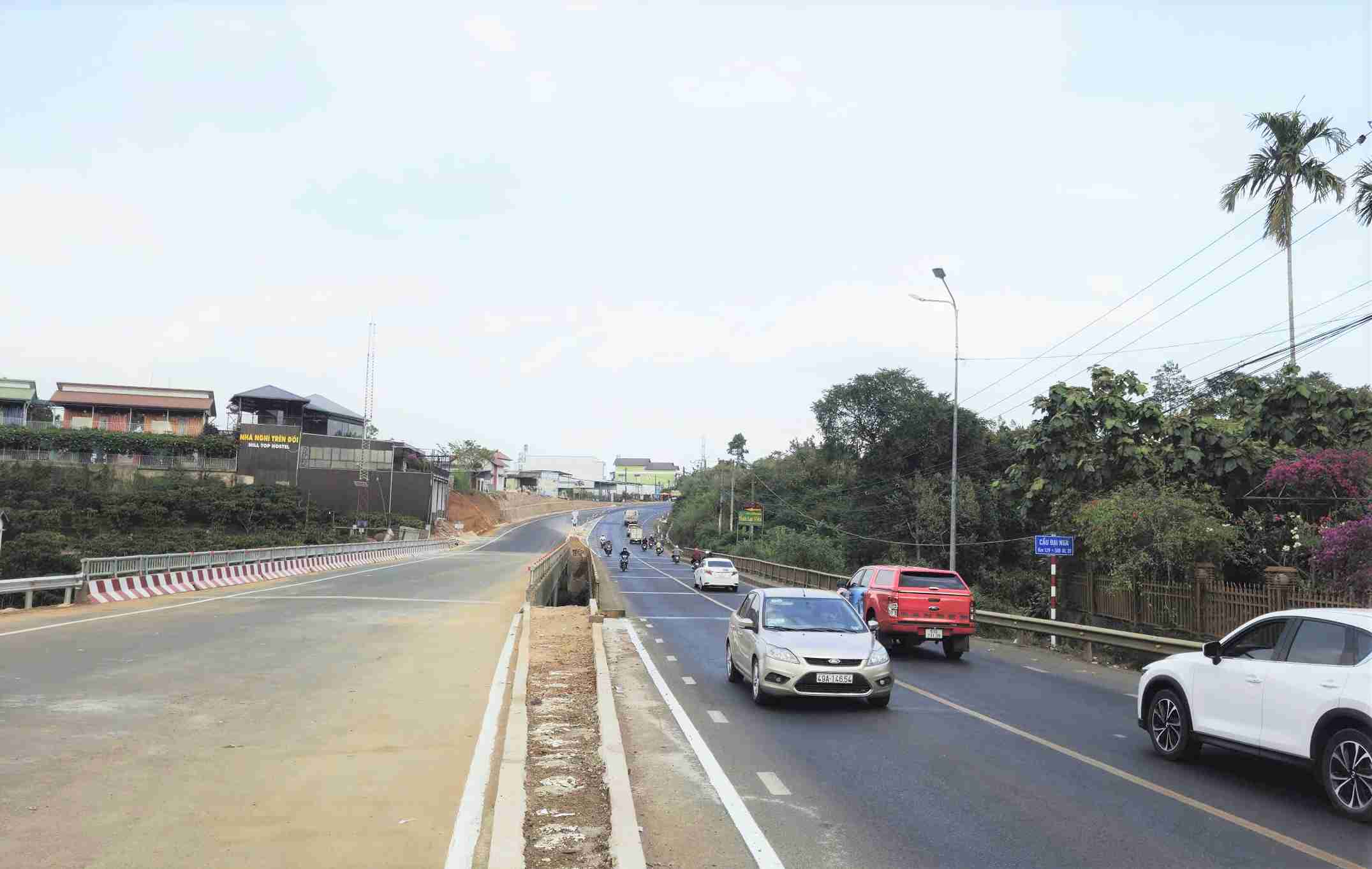 Traffic organization at Dai Nga bridge is facing many inadequacies, posing a high risk of traffic accidents. Photo: Phuc Khanh