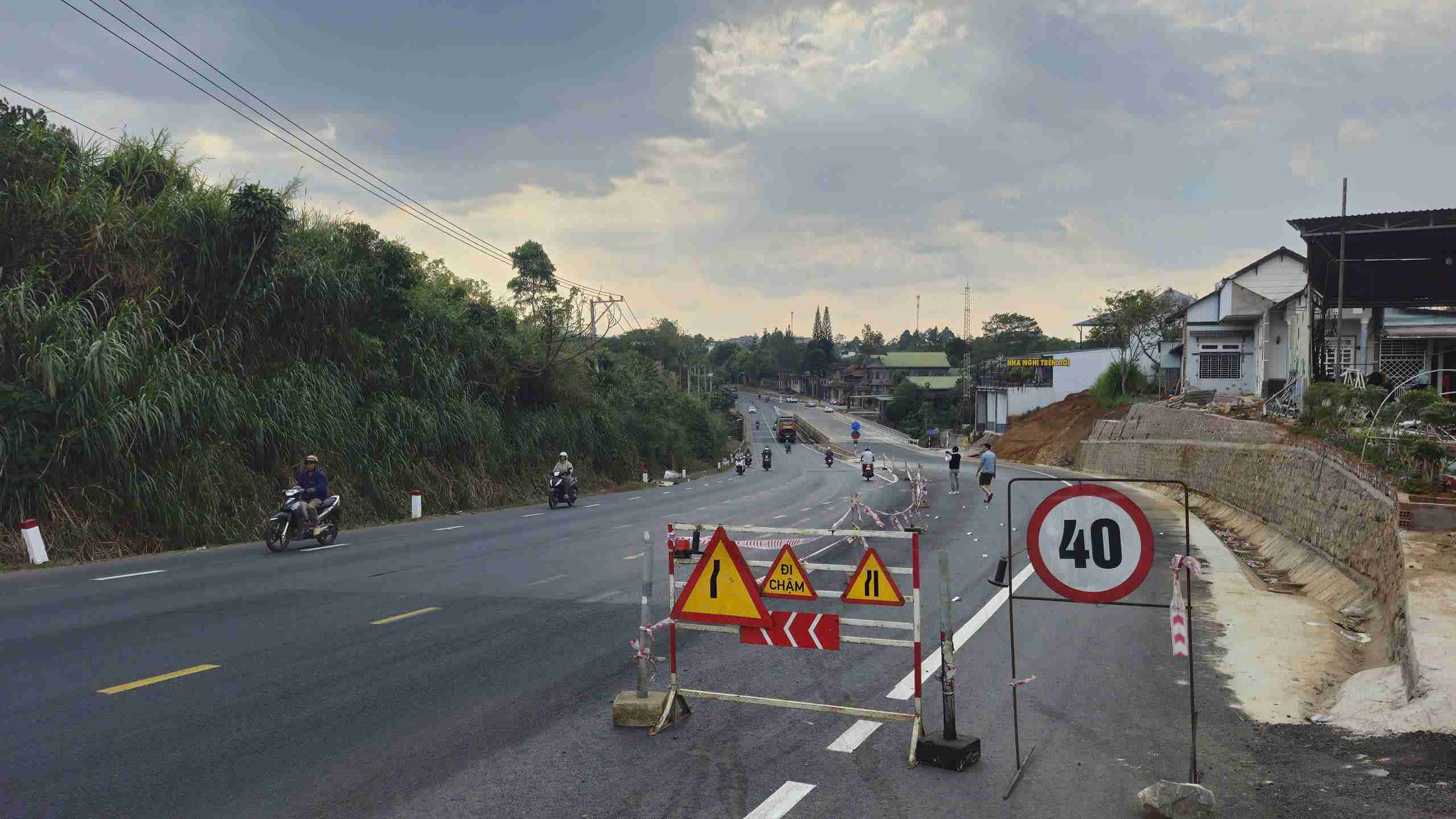 Cau Dai Nga moi, theo chieu luu thong tu Da Lat ve TP Ho Chi Minh van can day dong cau chua cho phep phuong tien luu thong qua lai. Anh: Phuc Khanh 