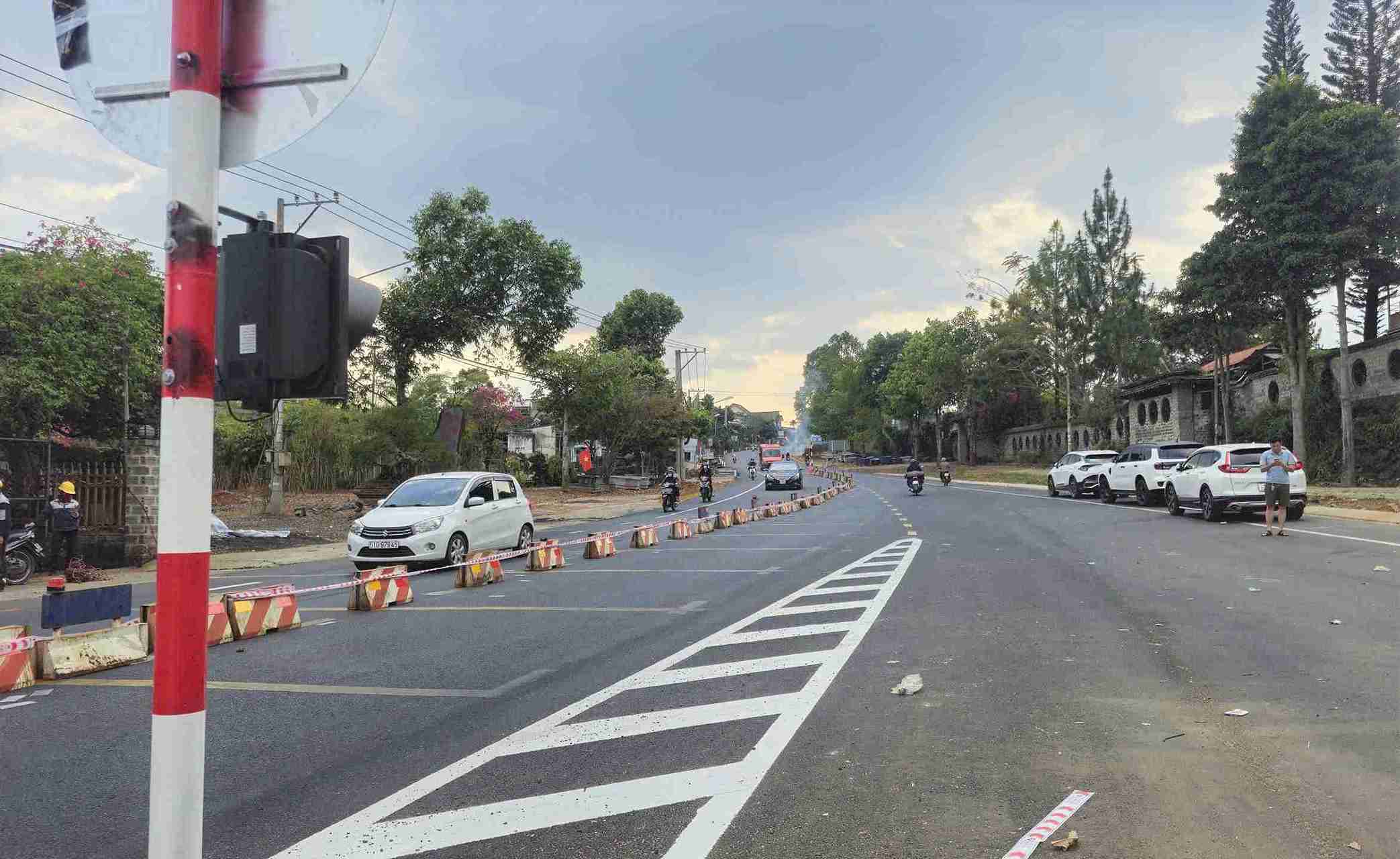 Du chua thong cau dua vao su dung, nhung don vi thi cong da ke vach phan chia 2 lan duong rieng biet vao cau Dai nga cu va cau Dai Nga moi. Anh: Phuc Khanh 