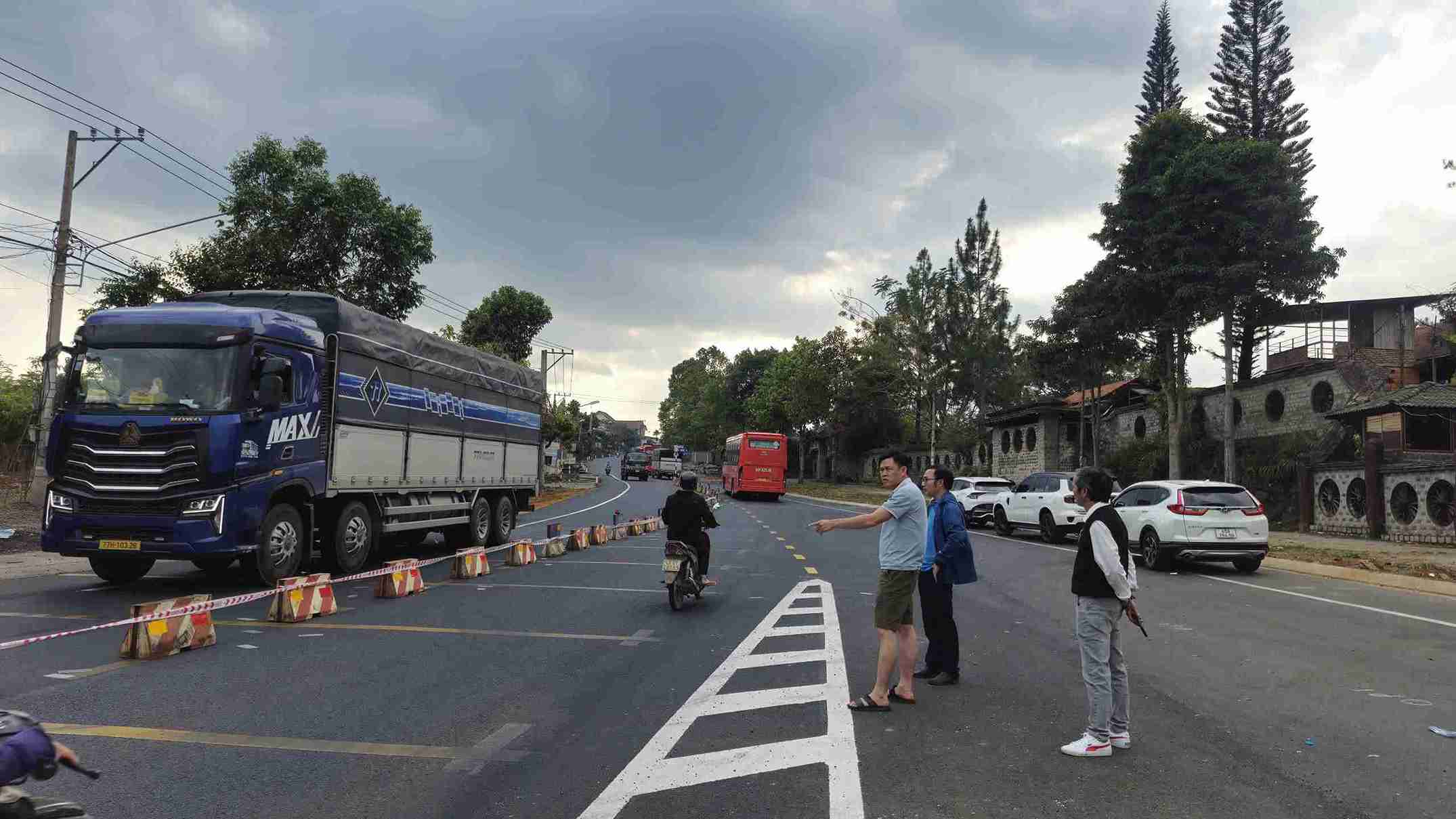 Vach ke duong phan chia lan luu thong rieng biet vao 2 cau Dai Nga cu va moi de de gay hieu nham cho nguoi tham gia giao thong, tiem an nguy co cao xay ra tai nan. Anh: Phuc Khanh 