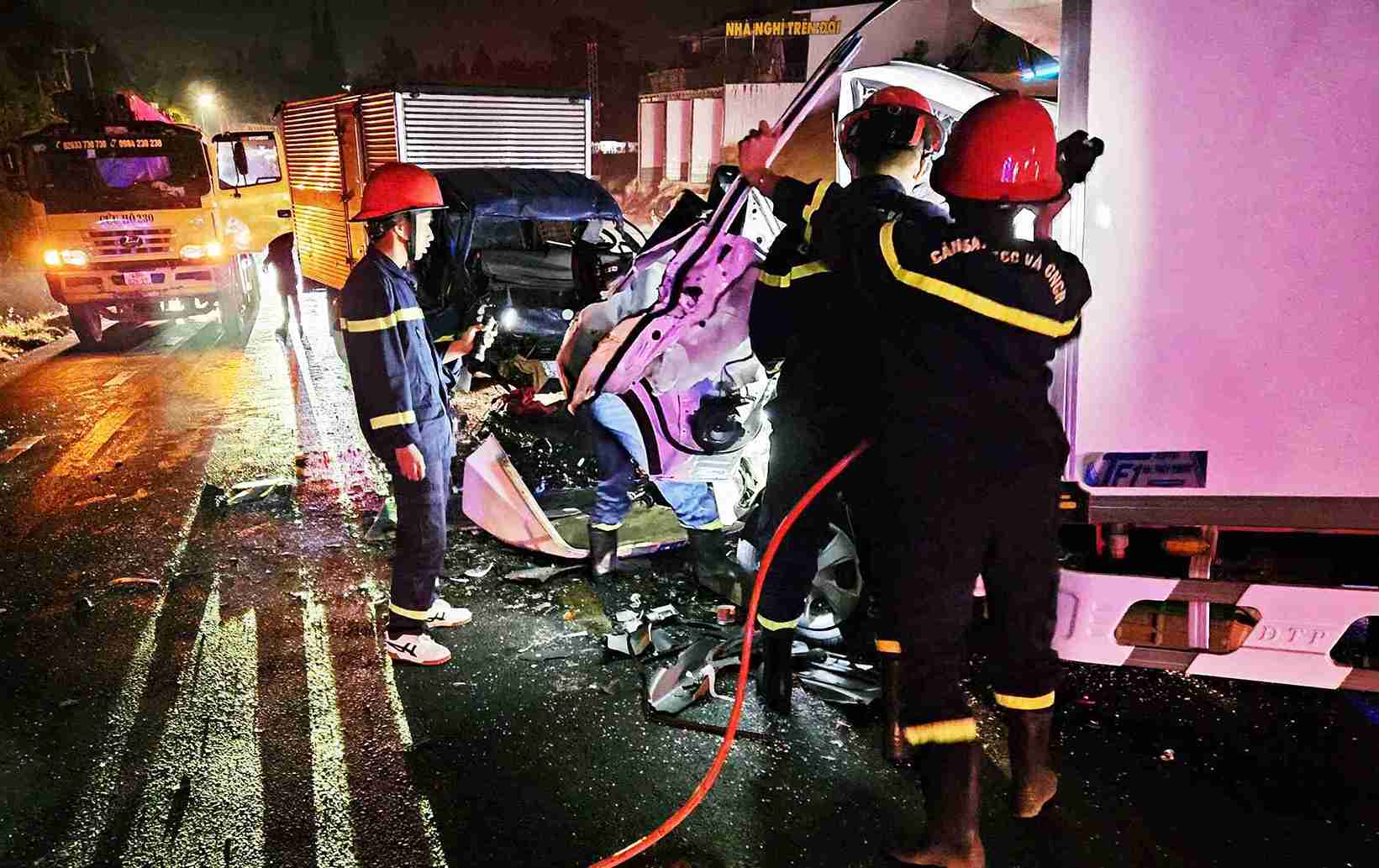 Hien truong vu tai nan giao thong giua 2 xe tai xay ra vao rang sang 25.1 tren Quoc lo 20 tai diem giao dau cau giua cau Dai Nga cu va moi, dang dat ra cau hoi ve su an toan trong viec to chuc giao thong tai day. Anh: Phuc Khanh 