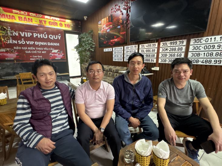 Les travailleurs se plaignent aupres des journalistes du journal Lao Dong de la dette de salaire de la societe par actions de mecanique et d'electricite de Phuc Hung. Photo: Bao Han