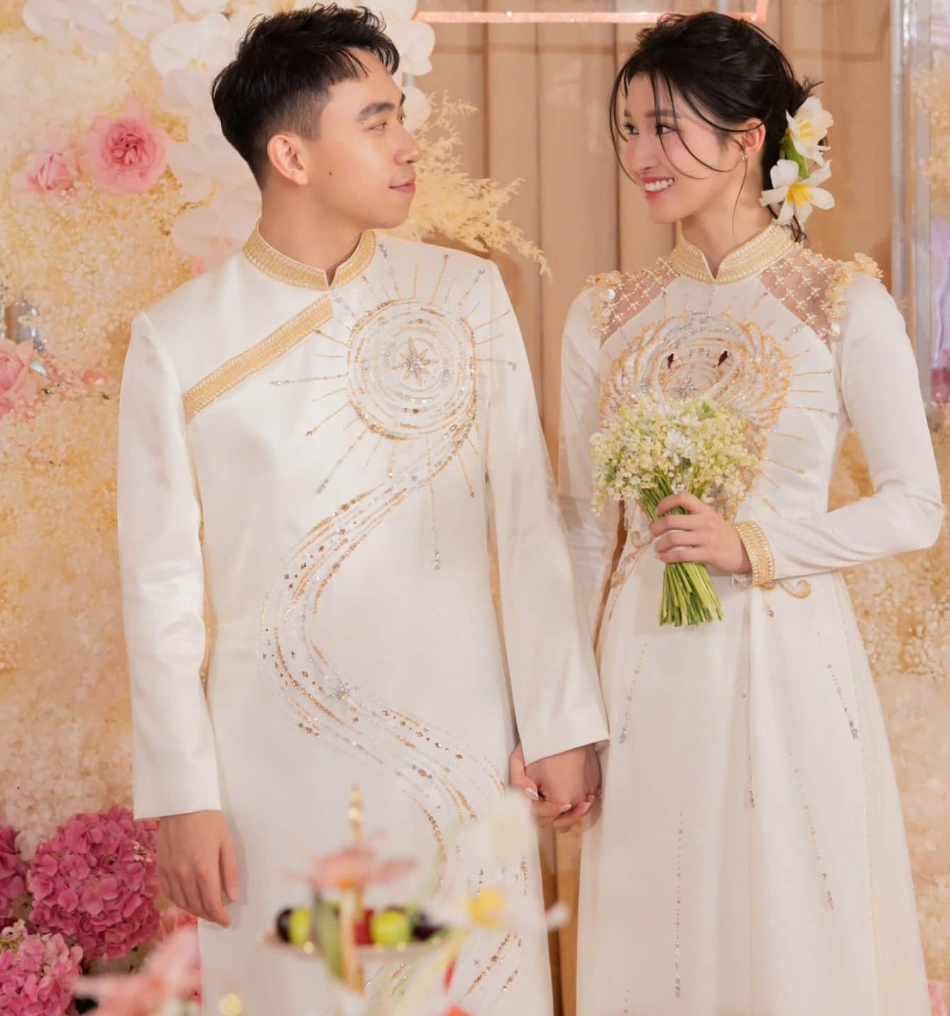 Nguoi dep cung lua chon hoa linh lan trong le an hoi. Anh Do Long