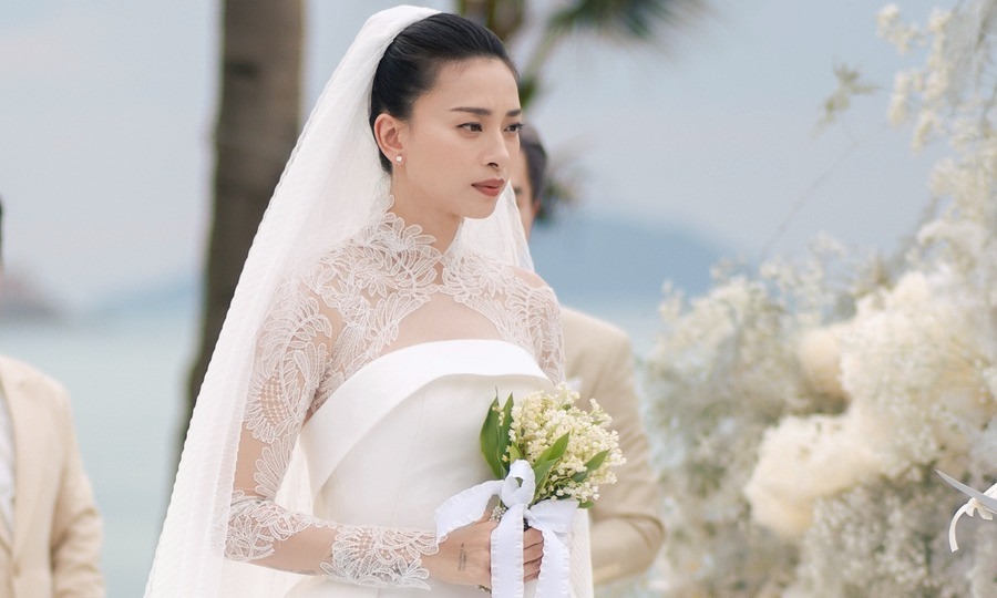 Ngo Thanh Van lua chon hoa linh lan trong hon le rieng tu voi Huy Tran. Anh FBNV