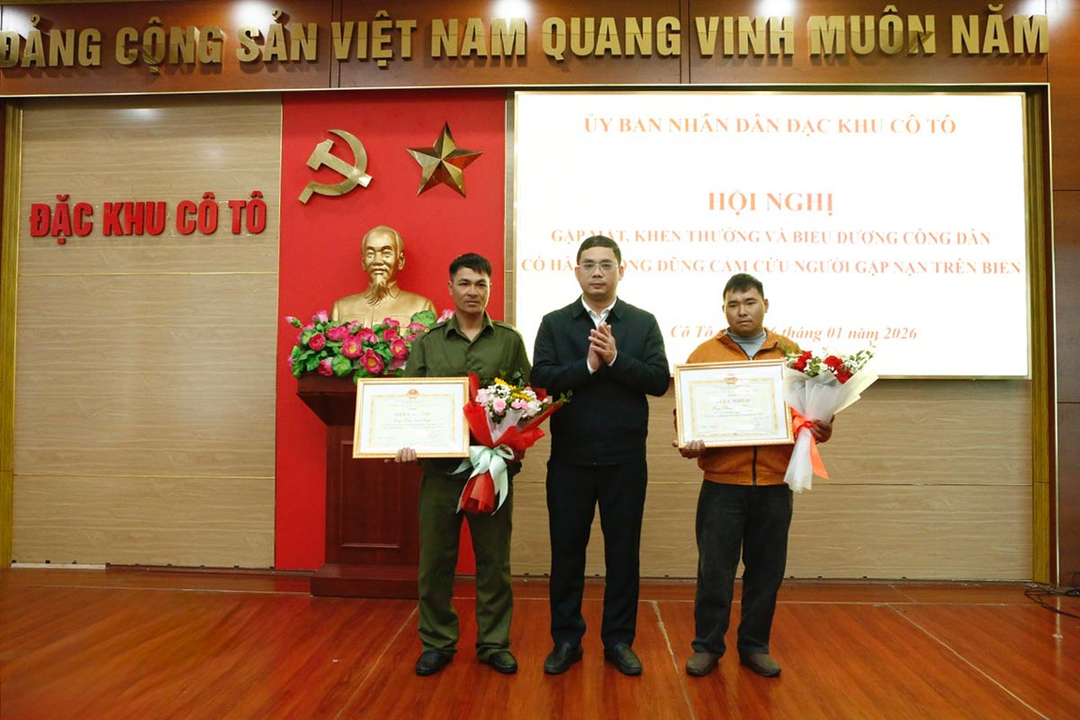 Comrade Nguyen Danh Ha - Chairman of the People's Committee of the special zone commended and awarded Certificates of Merit to Mr. Thai Van Ninh, Mr. Pham Van Thang. Photo: Co To e-Portal