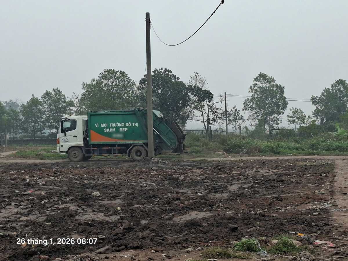Rac thai de lo thien o bai rac o xa Nam Hong, tinh Ninh Binh duoc xuc di xu ly. Anh: Ha Vi