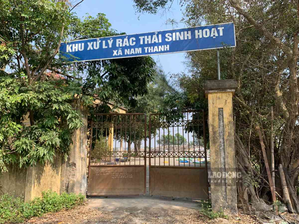 Bai rac o xa Nam Ninh, tinh Ninh Binh tiep tuc bi dot lo thien. Anh: Ha Vi