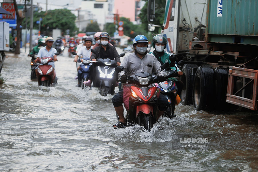 Tran Xuan Soan street (HCMC) is frequently flooded due to high tides. Photo: Viet Anh
