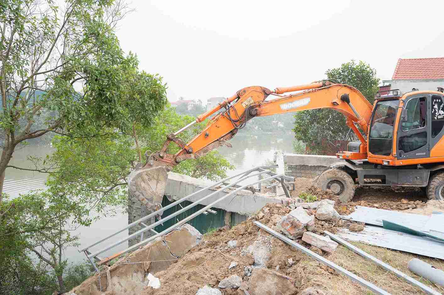 Xa Hoan Long xu ly dut diem cac vi pham dat dai, trat tu xay dung. Anh: Thanh Luan