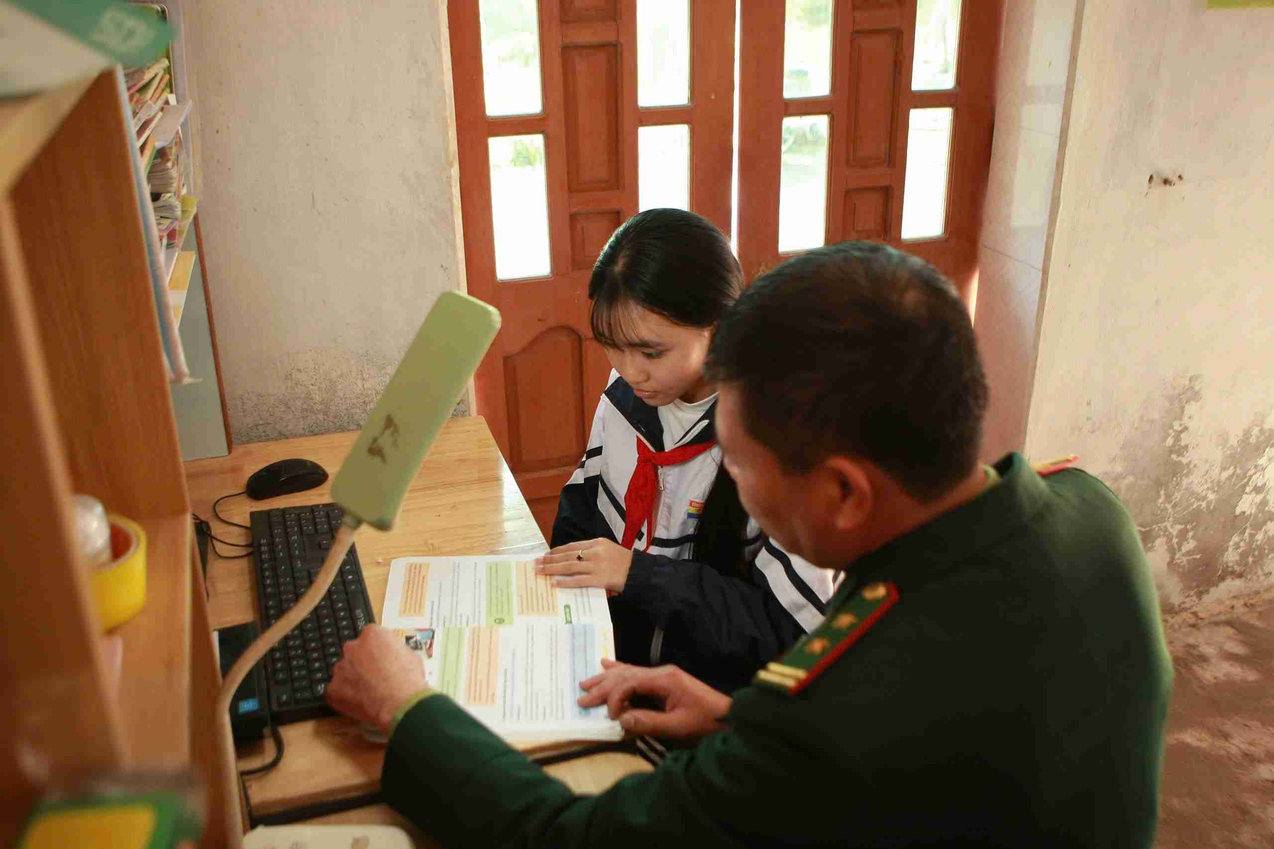 Trung ta Phan Van Lam - Chinh tri vien pho Don Bien phong Tra Ly, huong dan em Oanh hoc bai. Anh: Hai Minh 