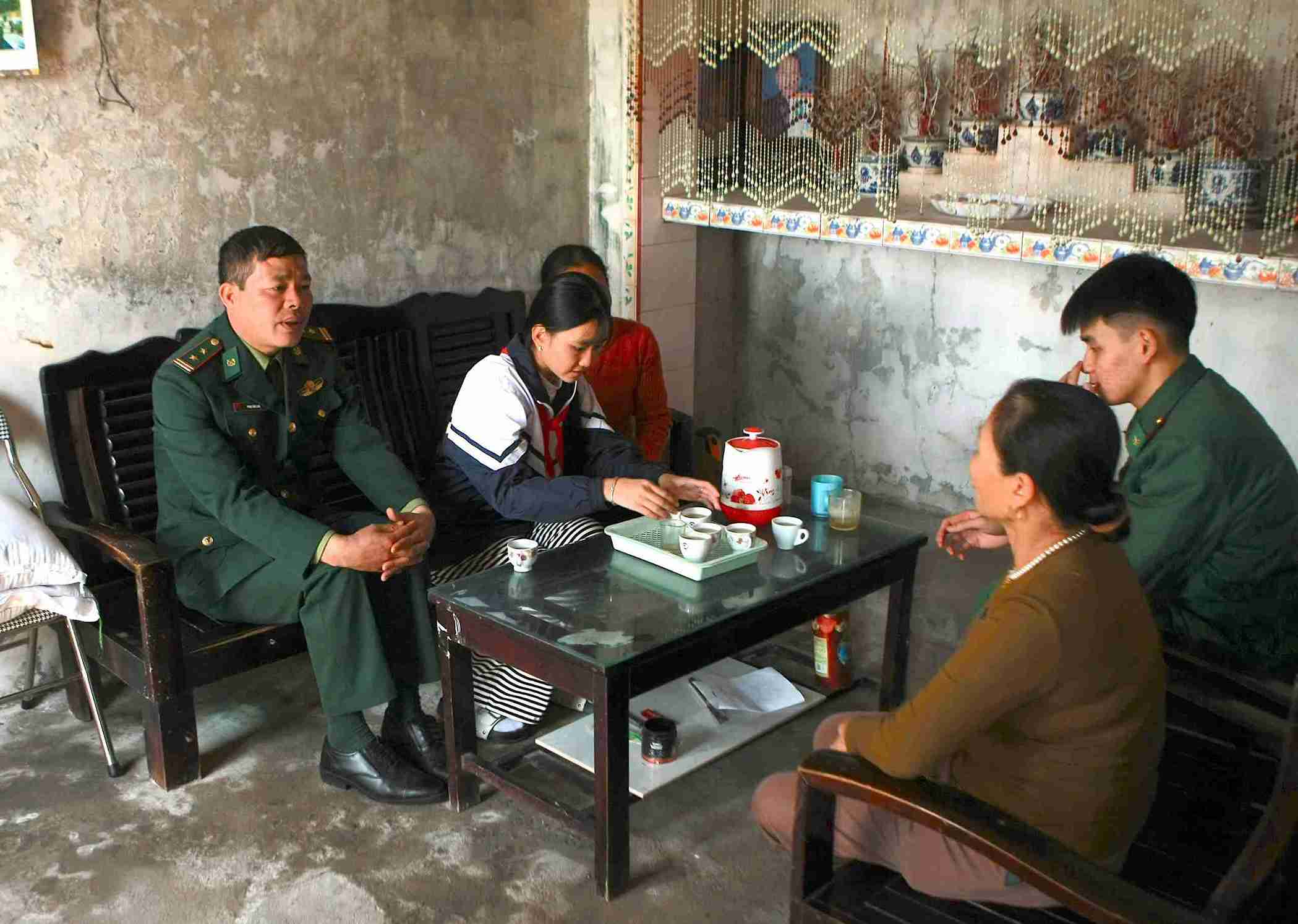 Ca bo, chien si Don Bien phong Tra Ly hoi tham dong vien con nuoi. Anh: Hai Minh 