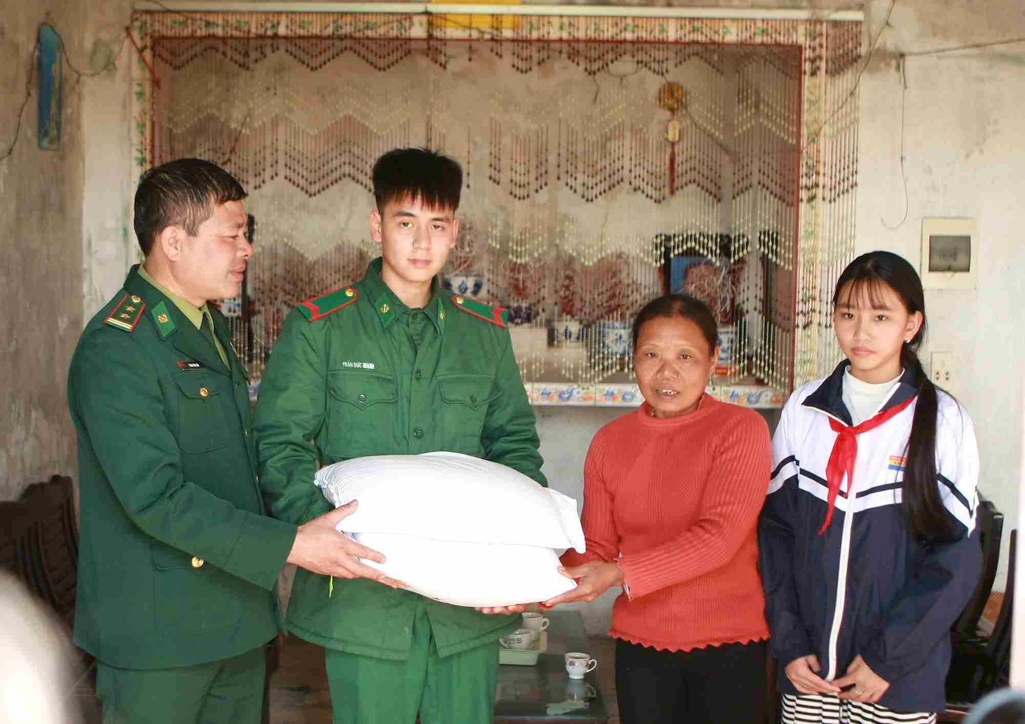 Every month, the unit deducts 20kg of rice from the diet of officers and soldiers to support their adopted children. Photo: Hai Minh