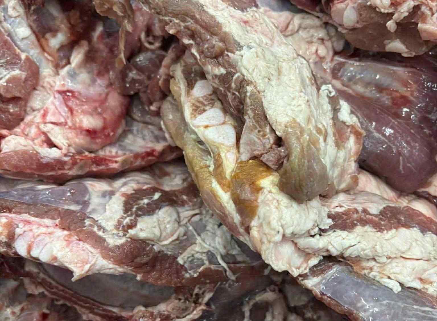 The color-changing pork discovered is about to be put into the kitchen of boarding students. Photo: Reader provided