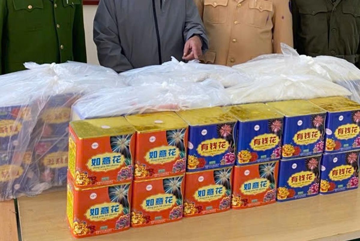 Tang vật là 92kg pháo nổ do đối tượng phi tang không thành khi phát hiện lực lượng chức năng. Ảnh: Xuân Thao