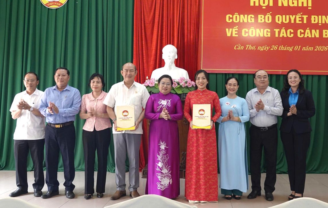 Lanh dao Uy ban MTTQ Viet Nam TP Can Tho chuc mung ong Pham Van Buoc va ba Trieu Thi Ngoc Diem. Anh: Kha Tu