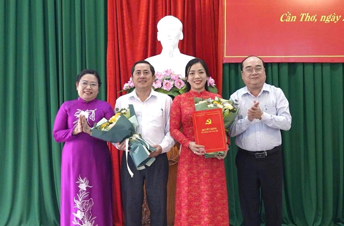 Lanh dao Uy ban MTTQVN TP Can Tho trao quyet dinh cho ba Trieu Thi Ngoc Diem va trao hoa cho ong Ngo Hung. Anh: Kha Tu