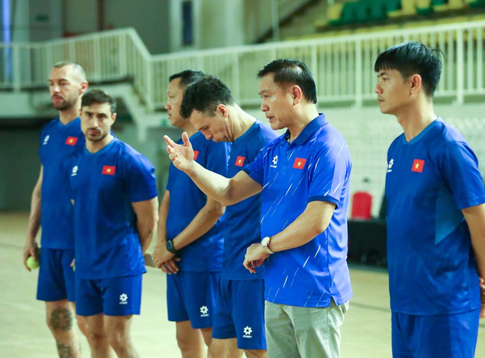 Vice President of the Vietnam Football Federation Tran Anh Tu (right) encourages the Vietnamese futsal team before the 2026 Asian Futsal Championship finals. Photo: VFF