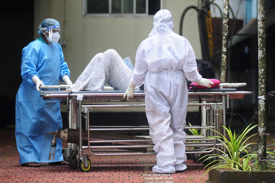 Personal medico traslada a un hombre con sintomas de infeccion por el virus Nipah a un area de aislamiento en un hospital en Kozhikode, Kerala (India), el 16 de septiembre de 2023. Foto: AFP