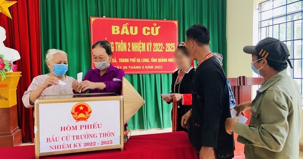 Information related to the process of dismissing village heads and residential group leaders has received much attention from readers. Photo: Nguyen Hung