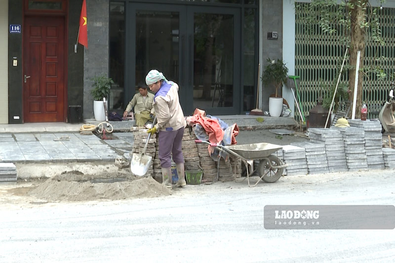 Cong nhan hoan tra via he sau thi cong. Anh: Dinh Dai