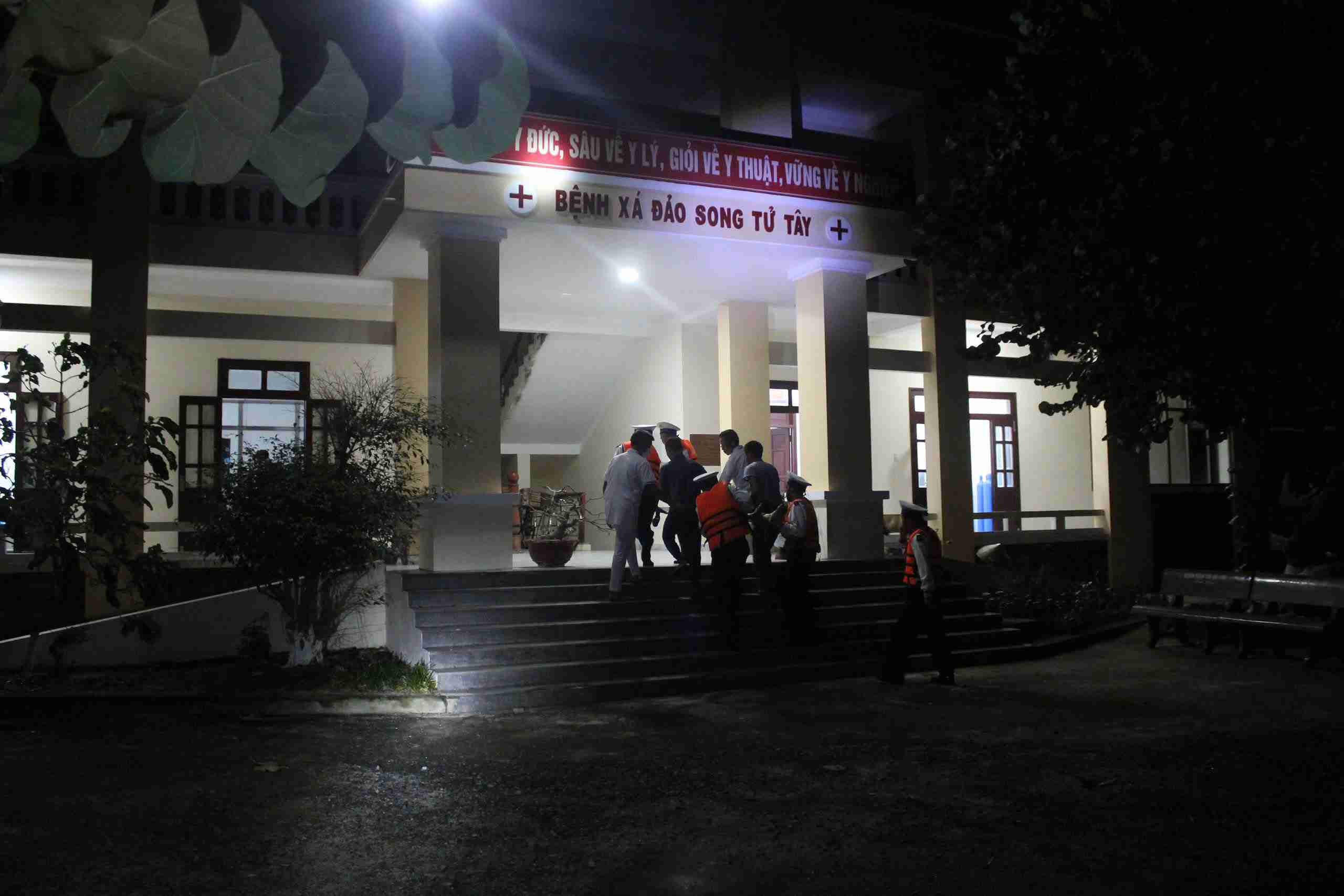 Song Tu Tay island clinic promptly rescued the fisherman in distress. Photo: Thanh Vu