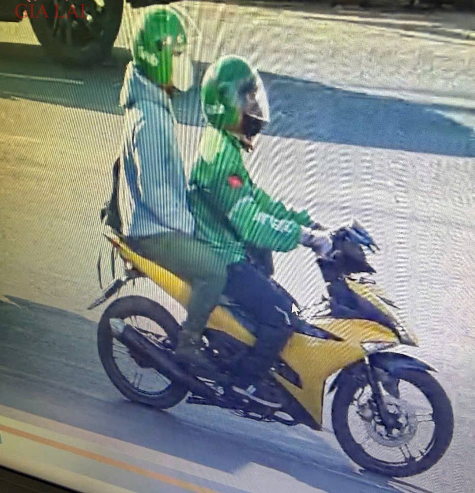 2 đối tượng cướp ngân hàng lên xe máy tẩu thoát sau khi thực hiện vụ cướp. Ảnh: Công an
