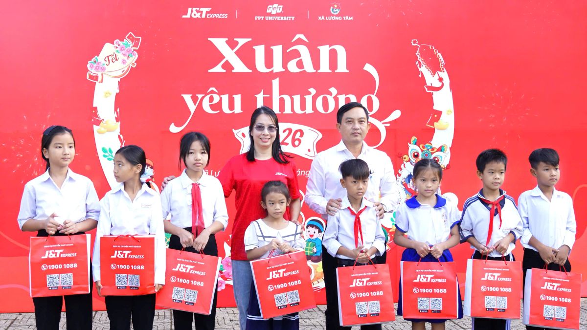 Representatives of the Luong Tam commune government and Ms. Nguyen Thi Phuong - Communications Director of J&T Express Vietnam are giving gifts to students within the framework of the "Xuan Yen Thuong" program. Photo: J&T Express Vietnam
