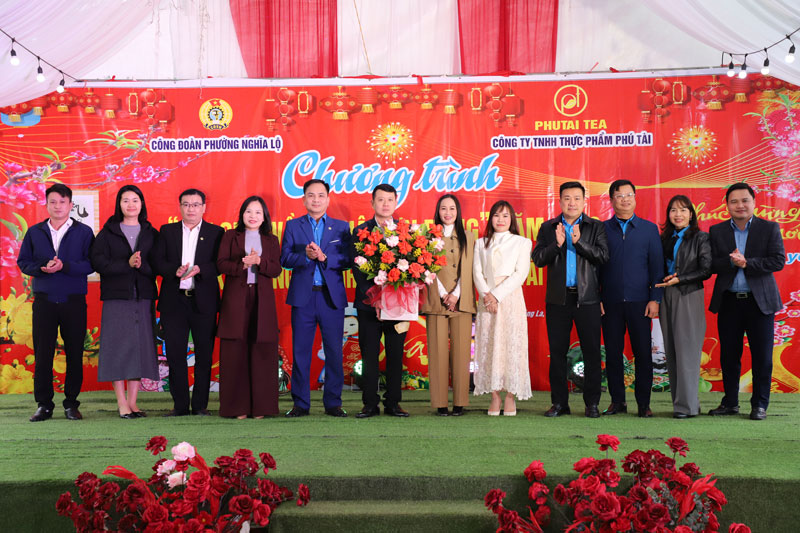 Cong doan phuong Nghia Lo vua phoi hop voi Cong ty TNHH Thuc pham Phu Tai to chuc chuong trinh “Tet Sum vay Xuan on Dang”, cham lo Tet cho doan vien, nguoi lao dong nhan dip Tet Nguyen dan 2026. Anh: Vuong Anh