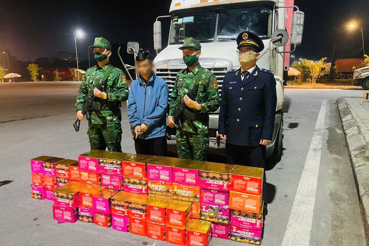 Lái xe container cùng tang vật là 165kg pháo nổ bị lực lượng chức năng bắt giữ tại khu vực cửa khẩu Bắc Luân II, Quảng Ninh. Ảnh: Đoàn Hưng