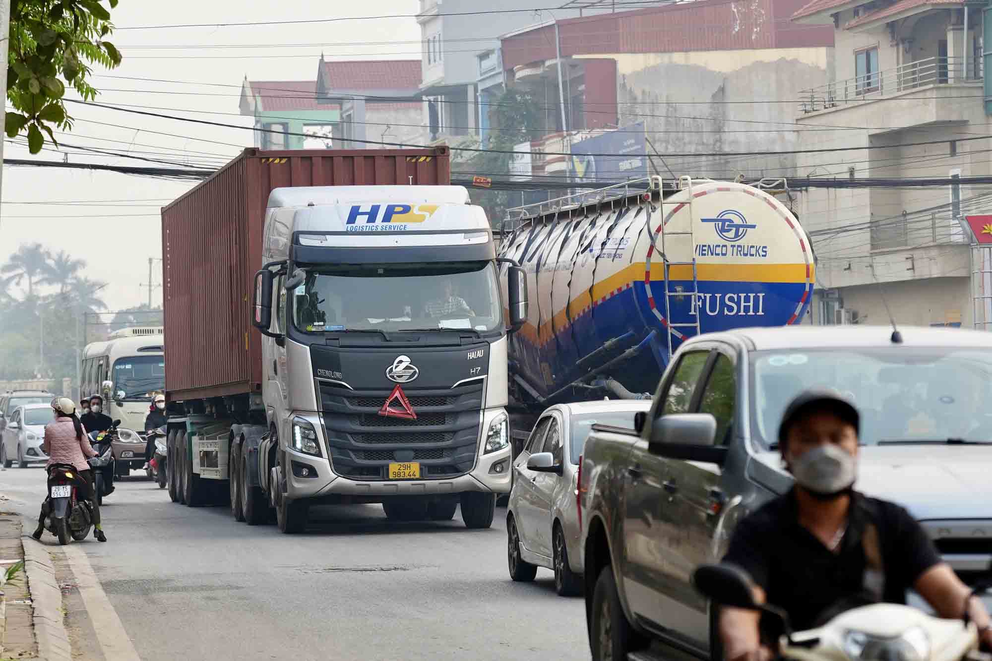 Quoc lo 1A co nhieu doan nho hep, thuong xuyen un tac. Anh: Khanh An