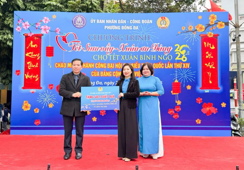 Mr. Nguyen Huy Khanh - Vice Chairman of the Hanoi City Labor Federation - presents funding to support union members in difficult circumstances at the Tet Sum vay Program, Binh Ngo Spring Tet Market organized by the People's Committee and Dong Da Ward Trade Union. Photo: Dong Da Ward Trade Union
